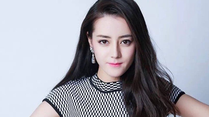 迪丽热巴退出《开始推理吧》因档期冲突引争议，粉丝遗憾